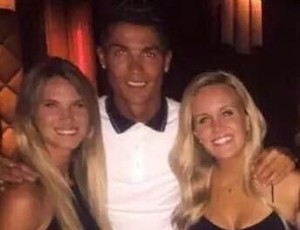 CR7 com amiga e dona do celular