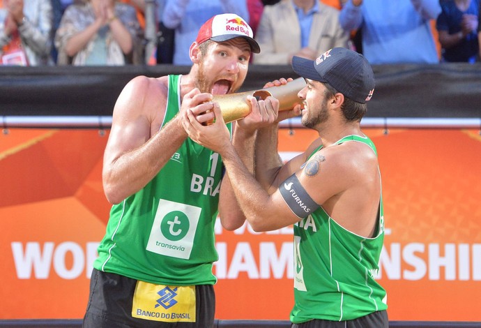 Alison e Bruno Schmidt campeões mundiais (Foto: FIVB/Divulgação)