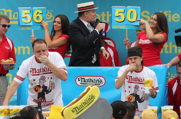 Stonie (direita) bateu o oito vezes campeão do torneio ao devorar 62 hot dogs em dez minutos (Foto: Andrew Kelly/Reuters)