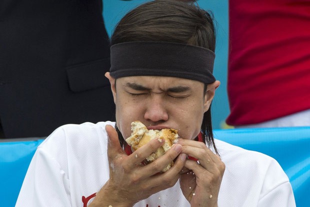 Matt Stonie desbancou o favorito Joey Chestnut e levou o título do torneio de comer hot dogs de NY (Foto: Andrew Kelly/Reuters)