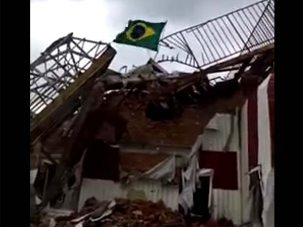 Vídeo mostra bandeira brasileira hasteada em prédio parcialmente destruído em área rebelde no leste da Ucrânia (Foto: Reprodução/Youtube/Ukraine War)