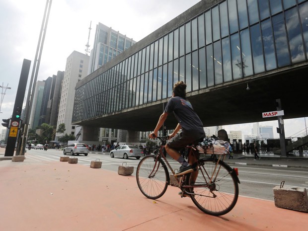 Ciclista pedala na futura ciclovia da Paulista em frente ao MASP (Foto: Nelson Antoine/Frame/Estadão Conteudo)