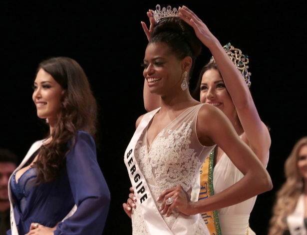 Ana Luísa Castro, candidata de Sergipe, recebe a coroa de Miss Mundo Brasil 2015