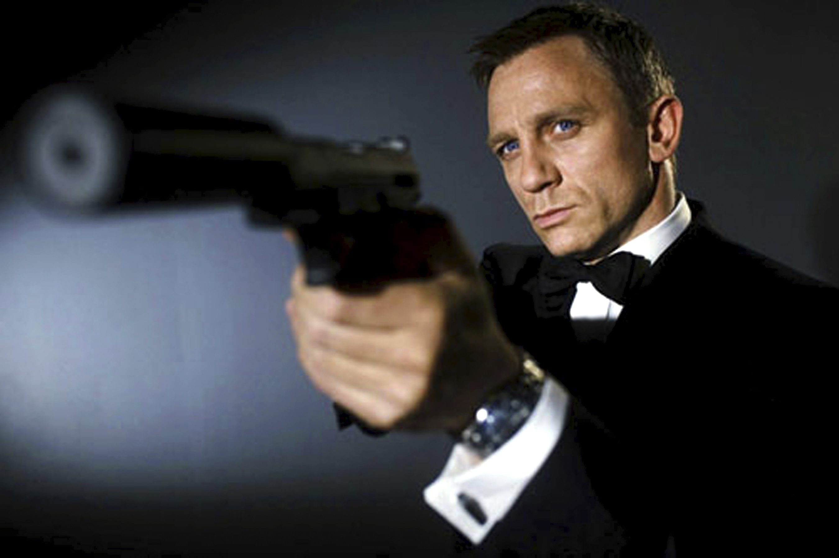 Daniel Craig, como James Bond.