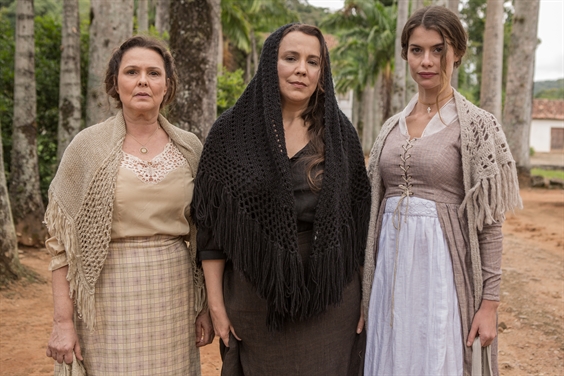 Gema (Louise Cardoso), Emília (Ana Beatriz Nogueira) e Lívia (Alinne Moraes) (Foto: Globo/ Fabio Rocha)