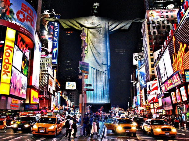 Cristo Redentor no meio da Times Square, em Nova York, é uma das imagens do site (Foto: Designcrowd.com/Divulgação)