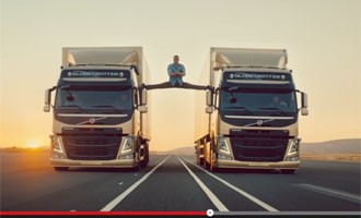 Van Damme fazendo espacate no meio de caminhões (Foto: Reprodução/YouTube)