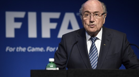 O presidente da Fifa, Joseph Blatter, diz que renuncia ao cargo em coletiva de imprensa em Zurique, Suíça (Foto: Keystone via AP)