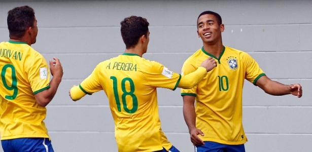 Gabriel Jesus comemora o primeiro gol do Brasil contra a Nigéria no Mundial Sub-20
