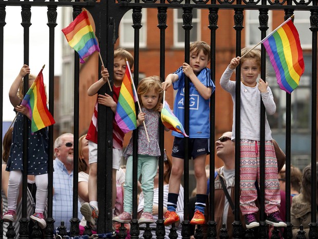 Crianças brincam com bandeiras coloridas durante comemoração do referendo do casamento gay. (Foto: Cathal McNaughton/Reuters)