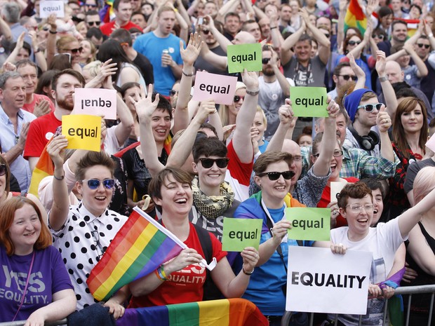 Apoiadores do &#39;sim&#39; festejam resultado em Dublin após referendo que aprovou casamento gay (Foto: Peter Morrison/AP)