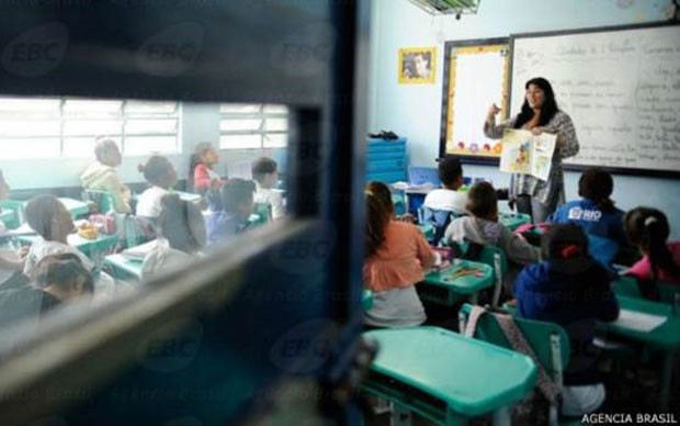 Para consultoria, salário de professor no Brasil deveria ser quase três vezes maior  (Foto: Tania Rego/Agência Brasil)