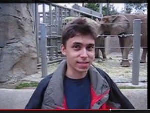 Cena do primeiro vídeo postado no YouTube, &#39;Me at the zoo&#39;, em 22 de abril de 2005, criado por um dos cofundadores do site, Jawed Karim. (Foto: Reprodução/YouTube)