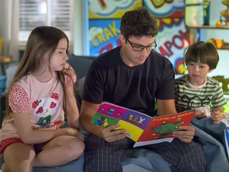 Thiago Rodrigues com as crianças Milena Mello e Gabriel Palhares (Foto: Divulgação/TV Globo)