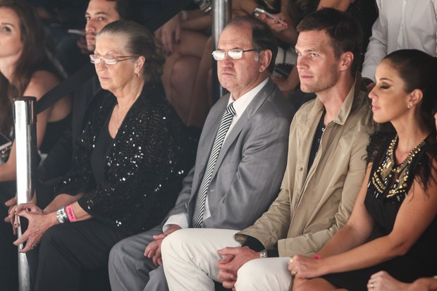 Tom Brady e Pai e mãe e irmãs de Gisele Bündchen (Foto: Manuela Scarpa, Marcos Ribas e Amauri Nehn/Photo Rio News  )