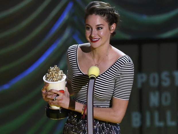 Shailene Woodley recebe o prêmio de melhor atriz por 'A culpa é das estrelas' no MTV Movie Awards 2015 (Foto: REUTERS/Mario Anzuoni)