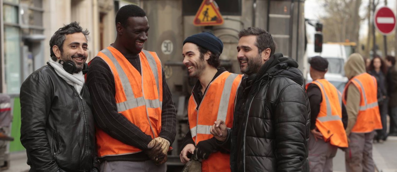  Vida dura. Toledano, Omar Sy, Tahar Rahim e Olivier Nakache no set de ‘Samba’: imigrantes topam tudo por trabalho Foto: Divulgação