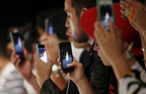 Cada vez mais presentes, smartphones deixam saudade quando somem; pesquisa mostra que 41% choram quando perdem ou tem o aparelho roubado. (Foto: Enrique Castro/Reuters)