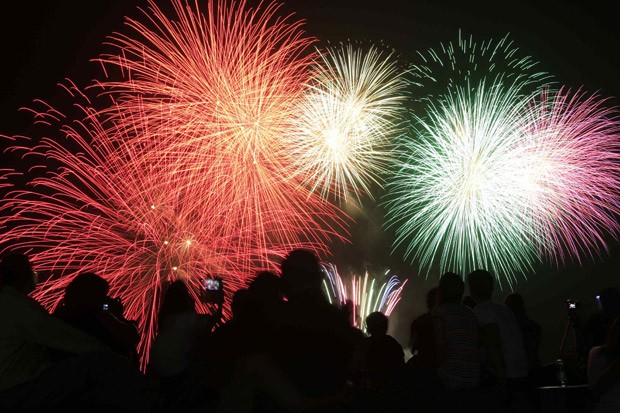 Show da equipe holandesa na competição internacional de fogos de artifício colore o céu da Baía de Manila em 21 de fevereiro (Foto: Romeo Ranoco/Reuters)