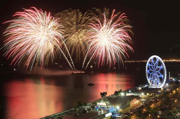 Apresentação da equipe brasileira iluminou o céu da Baía de Manila em 14 de fevereiro na competição internacional de fogos de artifício (Foto: Romeo Ranoco/Reuters)