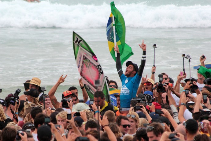 Filipe Toledo comemora título da etapa de Gold Coast com a torcida brasileira - Mundial de Surfe (Foto: Luciana Pinciara / Motion Photos)