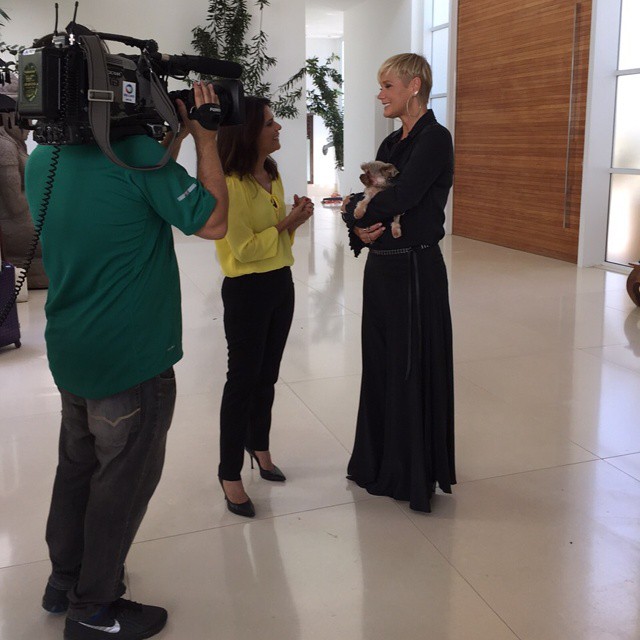 Adriana Araujo entrevista Xuxa antes da coletiva (Foto: Reprodução/Facebook)