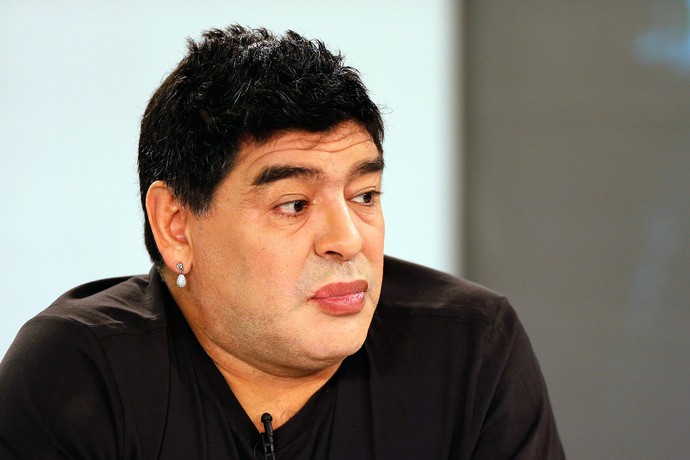 Maradona reaparece após cirurgia plastica  (Foto: Reuters)