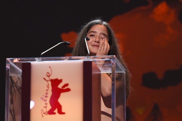 Hanna Saeidi, sobrinha do iraniano Jafar Panahi, recebe prêmio em nome dele em Berlim. Ele é dissidente e impedido de viajar pelo governo do Irã (Foto: AFP / Tobias Schwarz)