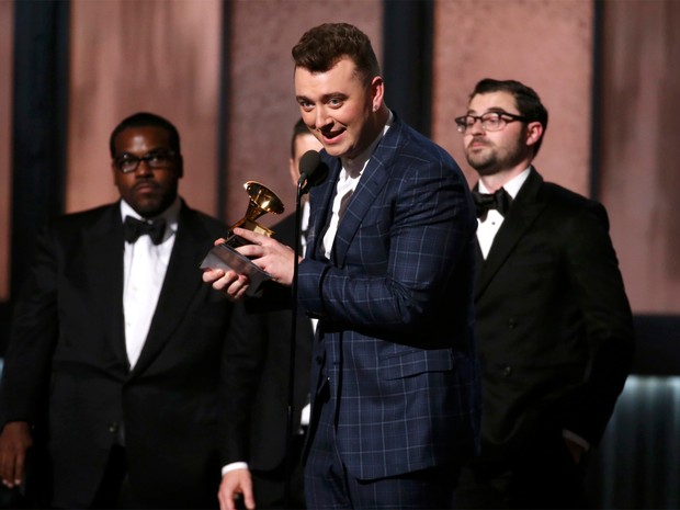 Sam Smith recebe o prêmio de Gravação do ano no Grammy 2015, em Los Angeles (Foto: Lucy Nicholson/Reuters)