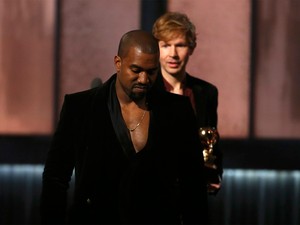 Kanye West faz que vai interromper Beck em seu discurso, mas fica na dele quando o músico ganha o prêmio de álbum do ano (Foto: Lucy Nicholson/Reuters)