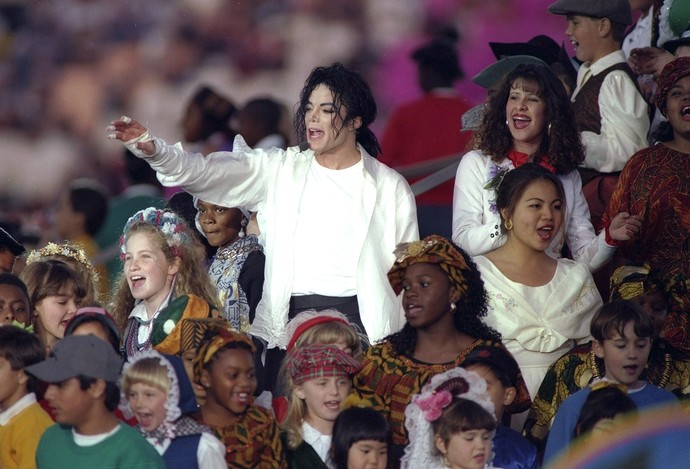 Michael Jackson cantando com crianças superbowl 1993 (Foto: Rick Stewart / Getty Images)