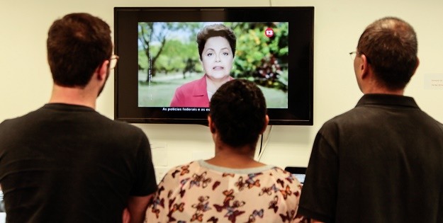 Telespectadores assistem a programa eleitoral da presidente Dilma Rousseff