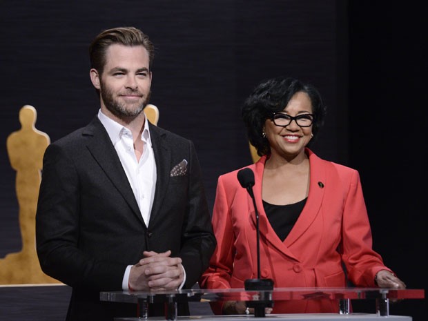 O ator Chris Pine a presidente da Academia de Artes e Ciências Cinematográficas de Hollywood, Cheryl Boone Isaacs, durante o anúncio, nesta quinta-feira (15), em Beverly Hills, dos indicados ao Oscar 2015 (Foto: Dan Steinberg/Invision/AP)